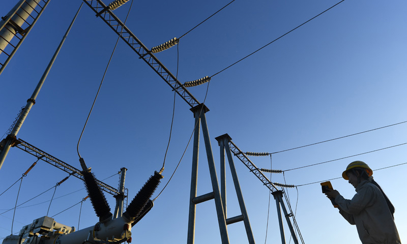 圖為7月7日，在青海省海南藏族自治州共和縣，大唐青海公司新能源分公司一名工作人員在升壓站內巡檢。（新華社記者 張宏祥 攝）