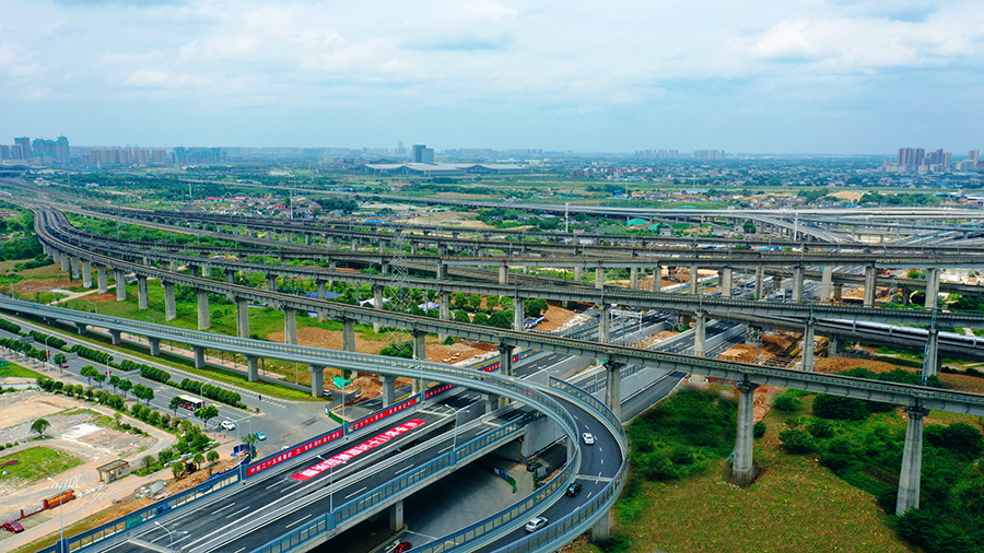 中鐵二十五局三公司承建標段為廣鐵集團近十年最大的涉鐵工程，安全風險高、施工難度大。項目建設者采用U形槽框架梁結構成功連續下穿武廣高鐵、滬昆高鐵、長沙動車走行線等8條運營高鐵線，確保了安全、質量和各項節點工期。圖為中鐵二十五局三公司湘府東路項目下穿8條高鐵線路線涉鐵段通車。（劉胡 攝）