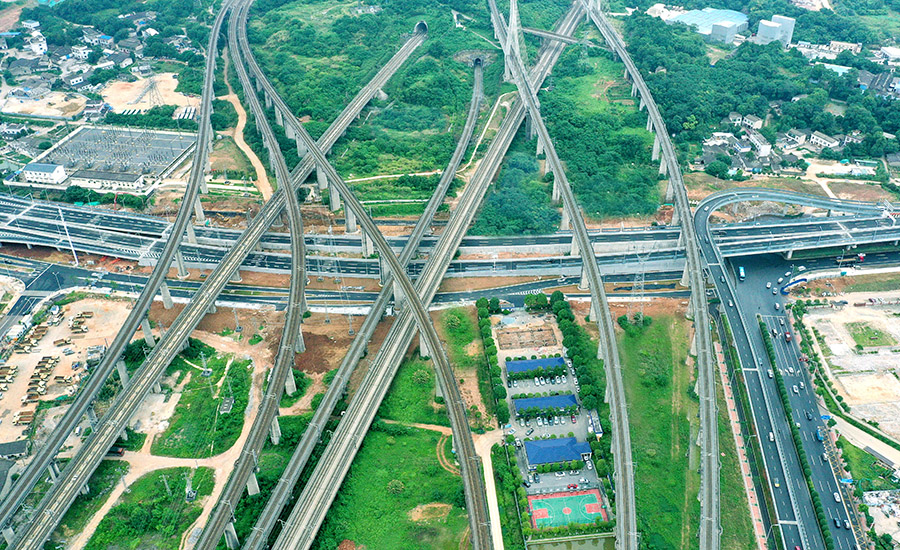 據悉，湘府快速路的開通對長沙南部城市空間升級有著重要作用，將有力緩解城區東南部的交通出行壓力,加速南部組團間的聯系，滿足沿線區域交通需要，促進城市南部區域發展，對實現長沙市區快速路的成環成網格局具有重要“拼圖”意義。圖為中鐵二十五局三公司湘府東路項目下穿8條高鐵線路線涉鐵段通車。（向雅斯 攝）