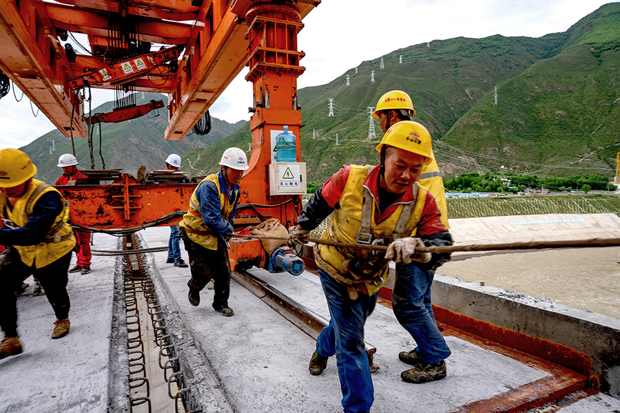 自今年3月復工以來，項目由安全、設備管理人員成立的安全監察大隊，360度無死角地從T梁的制、裝、運、架各環節進行盯控，同時定期對作業人員進行專項的安全技術交底和培訓，確保施工過程中安全可控。圖為架梁隊員正在拖鋼軌。（丁慶濱 攝）