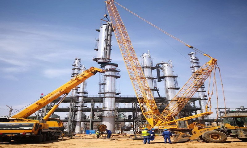 制氫中心包括50000標準立方米/小時空分裝置、空壓站、氣化裝置、甲醇合成及精餾裝置，主要產品為甲醇和附屬產品氫氣、氮氣等，作為原料提供給下一階段油品中心使用。圖為粗甲醇常壓塔吊裝組對。