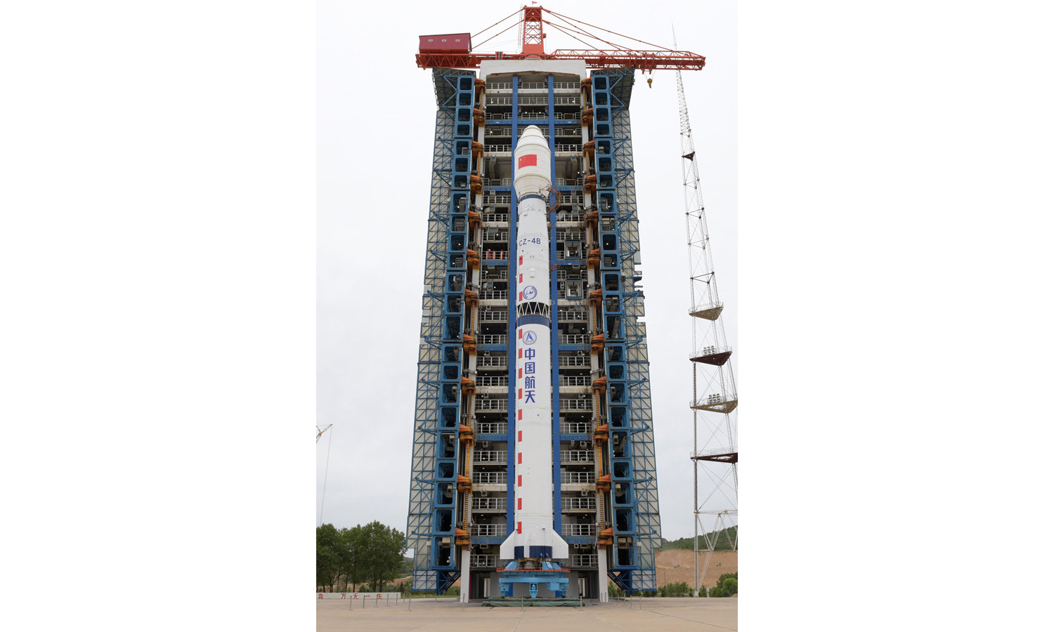 此次發射是長征系列運載火箭的第337次飛行。圖為長四乙火箭整裝待發。（鞠明君 攝）