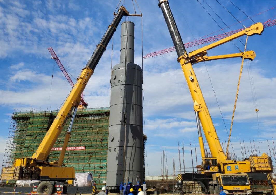 6月29日，中國化學工程三公司承建的寧夏鯤鵬清潔能源有限公司乙二醇項目完成空分裝置空冷塔、水冷塔吊裝。該項目采用草酸酯法工藝技術，年產40萬噸乙二醇、2.24億標方氫氣，副產1.1萬噸硫磺等產品。該項目是現代煤化工產業示范項目，對寧夏寧東化工基地補全產業鏈條、加快產業轉型升級、推動經濟高質量發展、打造世界一流的現代煤化工基地具有重要意義。