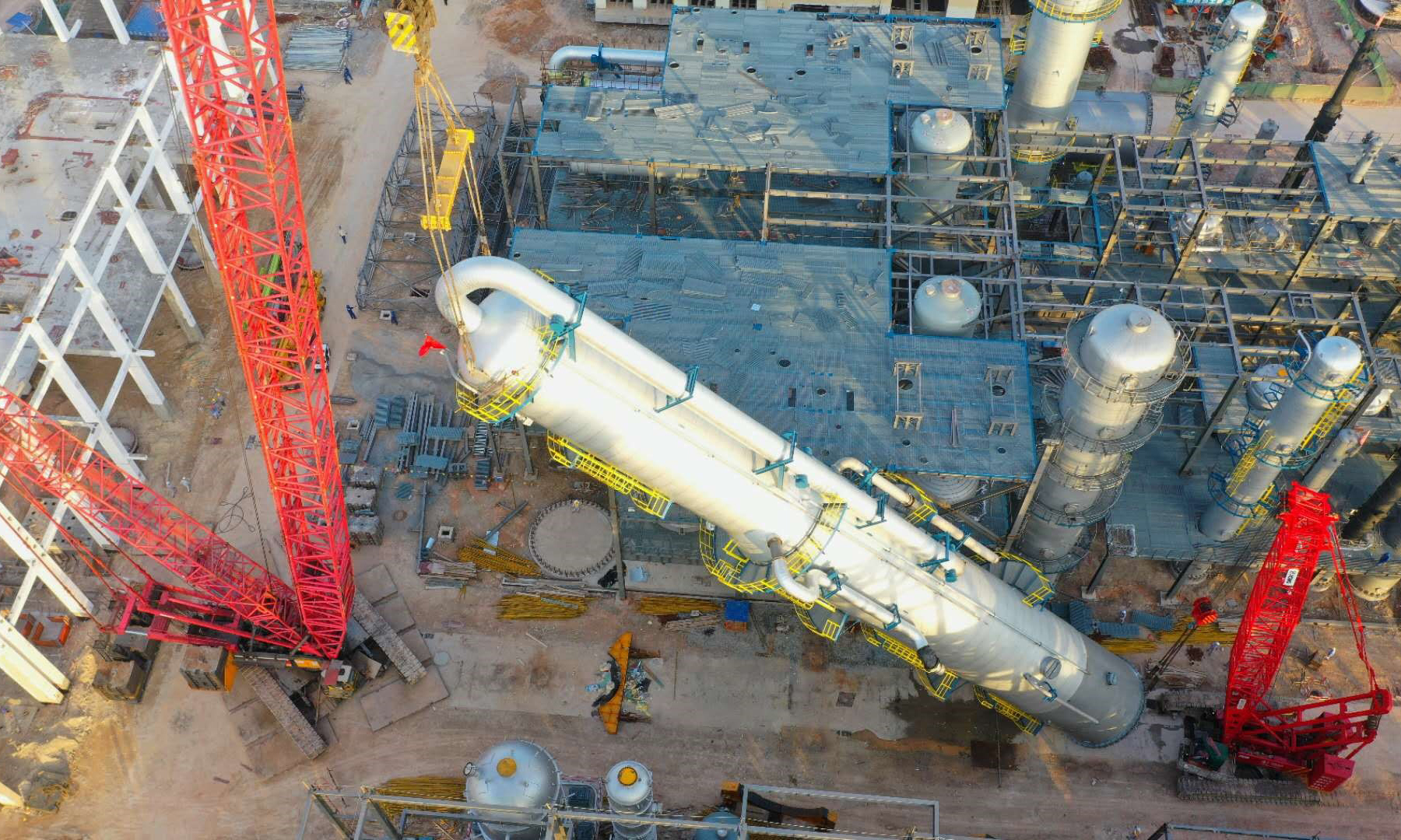 6月28日，中國化學工程東華科技總承包的廣西華誼工業氣體島乙二醇裝置項目大件設備酯化塔吊裝就位。該設備是乙二醇裝置最大的變徑塔，下部直徑6.642米、上部直徑5.258米、高度54.38米，總吊裝重量278噸。