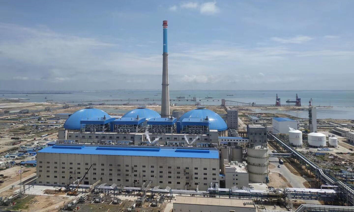 6月26日，由中國化學工程十六公司承建的廣東湛江中科煉化一體化項目空分壓縮機組一次試車成功。該項目由中石化寧波工程公司設計總承包，總投資約5億元。空分壓縮機組由德國MAN公司提供的47MW凝汽式蒸汽透平機構成，是中科煉化項目現有最大的壓縮機組。該機組采用一拖二形式帶動一臺2.5萬KW空壓機和1臺1.48萬KW增壓機，是中科煉化項目公共系統最重要的裝置，是為下游煤制氣裝置提供氧氣及為全廠管網提供氮氣系統的生產裝置。