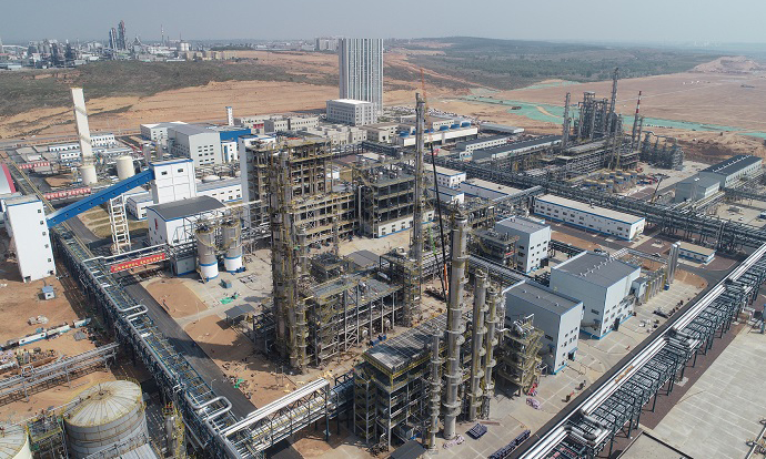 陜西精益化工有限公司煤焦油深加工多聯產綜合利用項目分為制氫、油品、儲運三個中心。中國化學工程三化建承建的制氫中心建筑安裝工程內容包括50000Nm3/h空分裝置、空壓站、氣化裝置、甲醇合成及精餾裝置等。圖為項目全景。