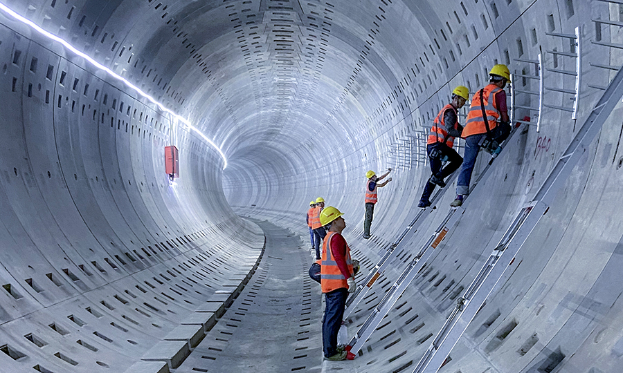 上海軌道交通15號線是國內首條具備最高等級全自動駕駛大容量軌道交通線路，屬于上海市重大民生工程，線路全長42.3公里，共30座車站，其中北段區間涉及9個地下車站、1座停車場。由中鐵十四局電氣化公司承建全線通信、信號工程。圖為工人在地鐵通信、信號施工中安裝線纜支架。