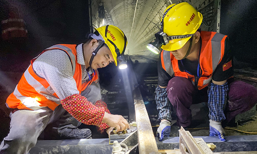 調試工作中，測試列車按照運營路線，對上海15號線北段9個車站進行動車調試，標志著該線北段信號系統施工基本完成，正式實現了“通信通”和“信號通”，為下一步的列車試運營做好了準備。圖為工人正在進行信號轉轍機安裝。