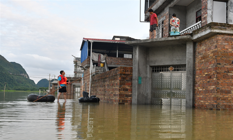 近日，河池羅城縣四把鎮雙寨村，近3000村民出行受阻，南方電網廣西河池羅城供電局駐雙寨村扶貧工作隊員藍寶正努力做好群眾安撫工作。