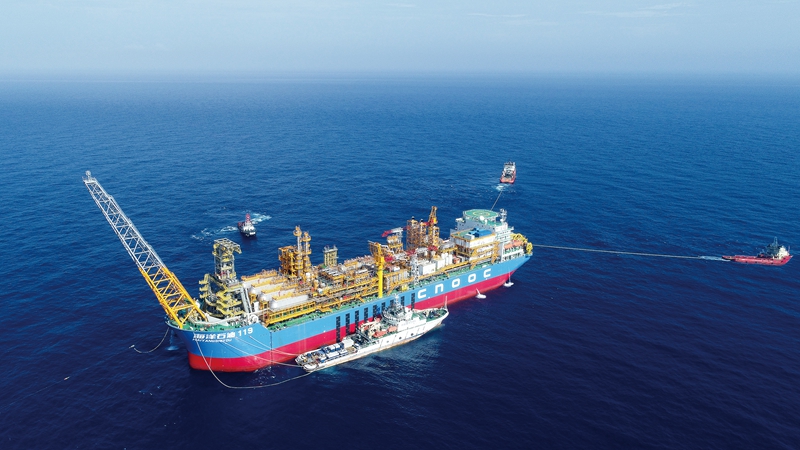 今年以來，面對疫情和低油價寒潮的雙重挑戰，大海深處的海油人24小時在線，一手抓疫情防控，一手抓生產經營，用一個個奮戰的身影，為打好增儲上產攻堅戰、打贏應對低油價挑戰攻堅戰努力贏得主動權。圖為5月27日，“海洋石油119”FPSO（浮式生產儲卸油裝置）精確就位流花16-2油田單點中心位置，為后續9根錨腿的回接作業拉開序幕。自此這座我國作業水深最大的“海上超級工廠”將化身護“花”使者，守護流花16-2油田群盛放，助推我國海洋石油工業高質量發展。