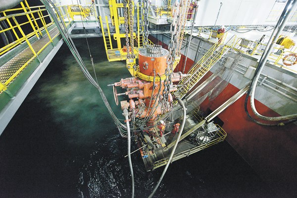 夜幕降臨，隨著鉆頭緩緩下入轉盤，渤中19-6大型凝析氣田開發項目開發井開鉆。這個可供百萬人口城市的居民使用上百年的千億方大氣田按下快進鍵，要讓京津冀協同發展、雄安新區建設用上更多安全的綠色能源。圖為3月27日，千億方級大氣田渤中19-6凝析氣田開發項目緊張作業中。