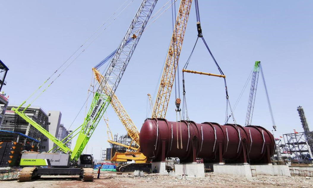 6月2日，中國化學工程二化建天津渤化POSM項目乙苯氧化單元一級氧化反應器（RM-1240）吊裝成功，標志著項目大件設備吊裝拉開序幕。該設備重639.9噸，直徑9.01米，長度39.29米。吊裝前，項目部組織專家組、業主方、監理方對吊裝方案進行論證，并利用“益利亞吊裝工程仿真設計系統軟件”進行三維模擬吊裝全過程，確保萬無一失。