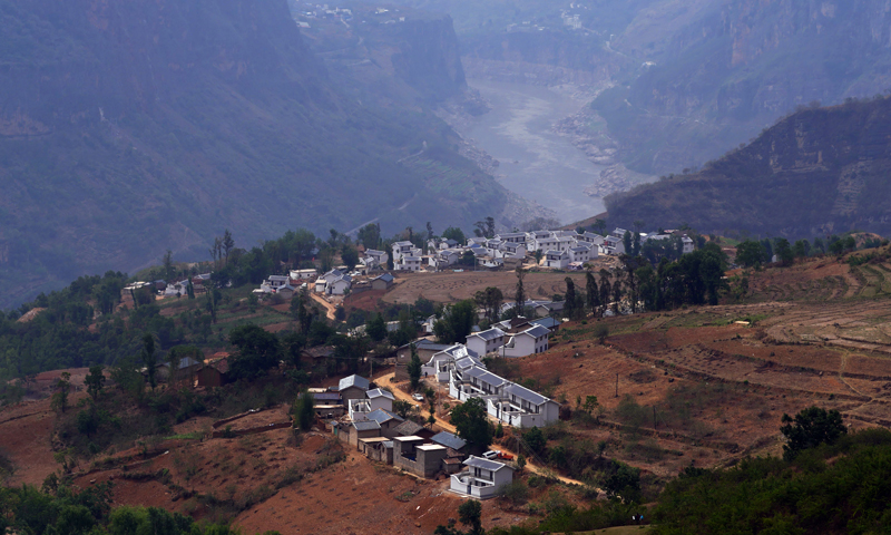 位于峽谷深處的拉果鄉偉木村隔金沙江與云南相望。（宿東 攝） 