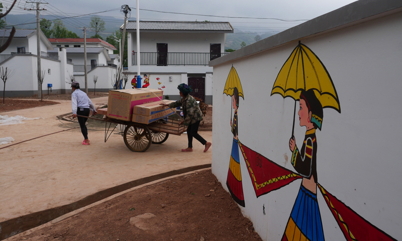 近日，拉達鄉特爾村村民正在搬遷入住。（宿東 攝） 