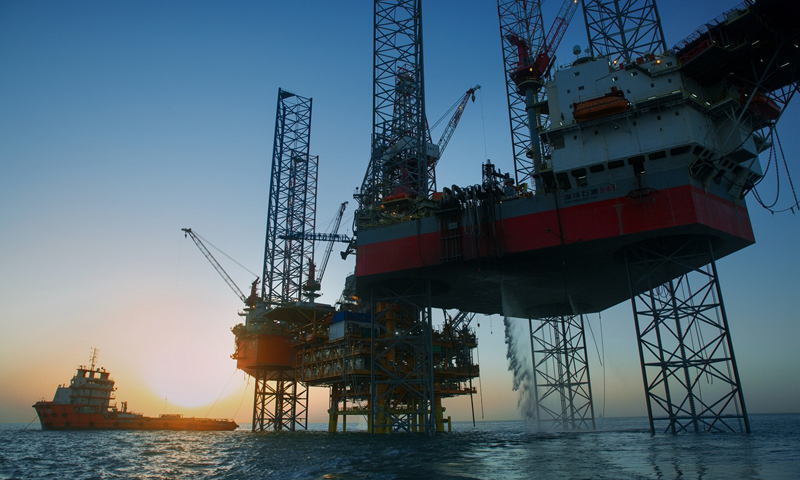 5月20日，夜幕蒼穹，屹立在渤海中央的“海洋石油941”號和“勘探6號”兩座鉆井平臺上，中國海油鉆井人正在爭分奪秒地忙碌著。