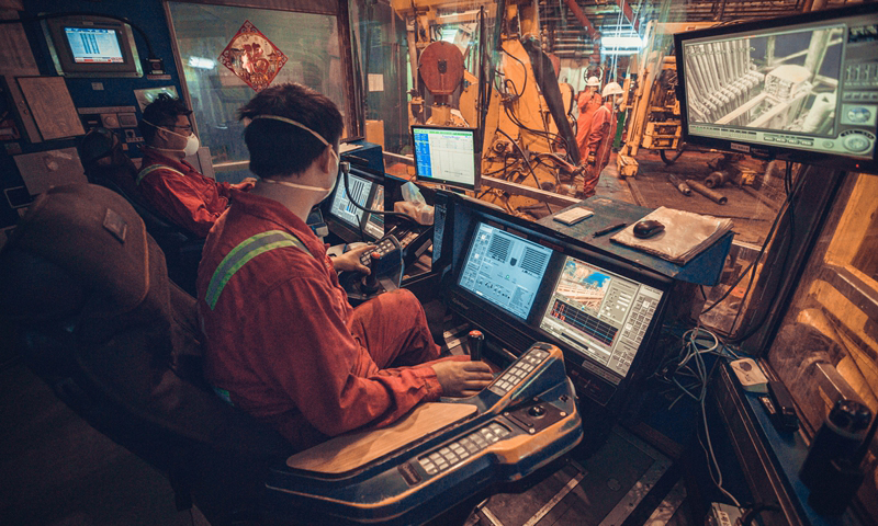 圖為5月20日，中國海油鉆井人在夜幕下工作。