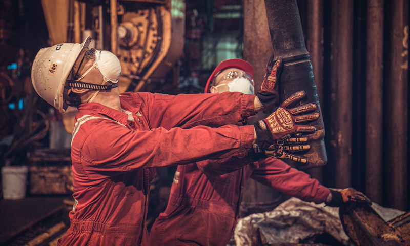 圖為5月20日，中國海油鉆井人在夜幕下工作。