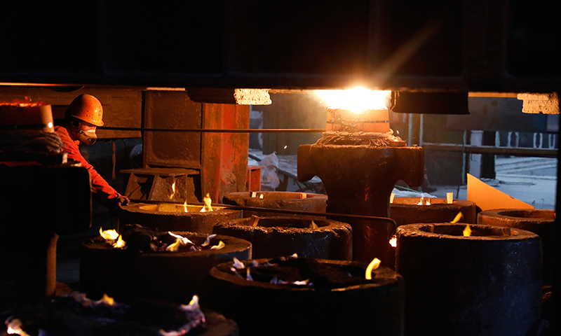 北重集團特鋼事業部全力以“復”，跑出生產“加速度”，努力交出復工達產成績單。圖為北重集團特鋼事業部操作人員在鋼錠作業區確定澆注情況。（文/圖 郭新燕 ）（文/圖 郭新燕 ）