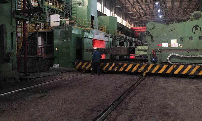 截至5月底，北重集團實現產值34244萬元，同比提升30%，連續3個月產值突破了8000萬元。圖為北重集團特鋼事業部員工趕制生產進度。（文/圖 郭新燕 ）
