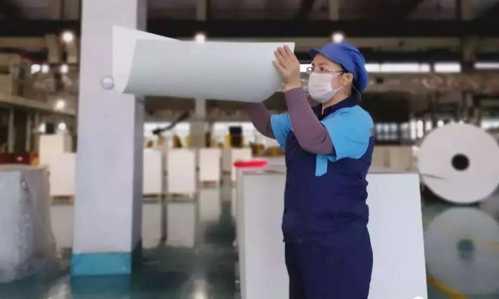 近日，中國誠通所屬企業咬緊目標保生產。員工奮戰在一線，他們精益求精，爭分奪秒保障生產任務。圖為中國誠通所出資企業紅塔仁恒員工堅守在生產車間。