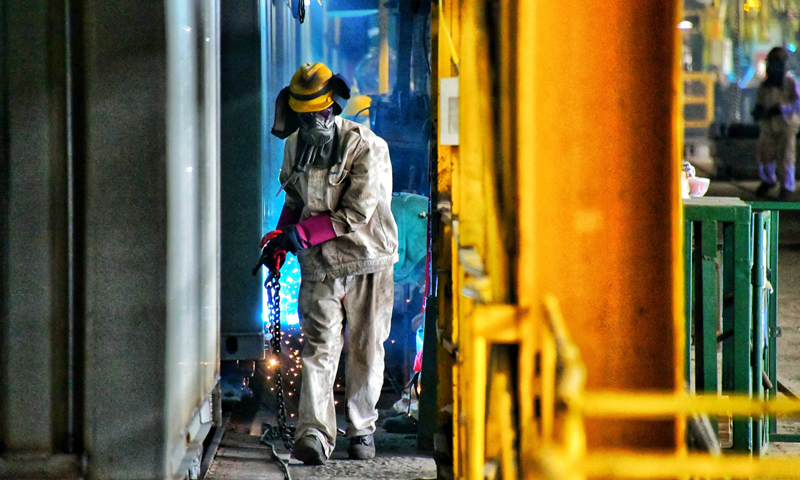 圖為漳州中集集裝箱有限公司工人抓緊時間趕工期。