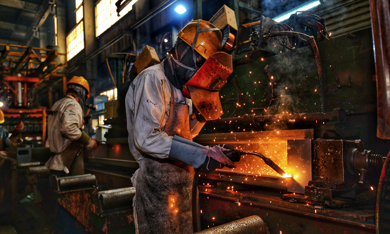 近日，為保質保量完成訂單，漳州中集集裝箱有限公司的工人干勁十足，在焊花四濺的生產車間里細致地完成每一道工序。