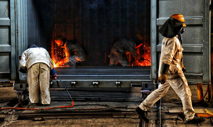 圖為漳州中集集裝箱有限公司工人抓緊時間趕工期。