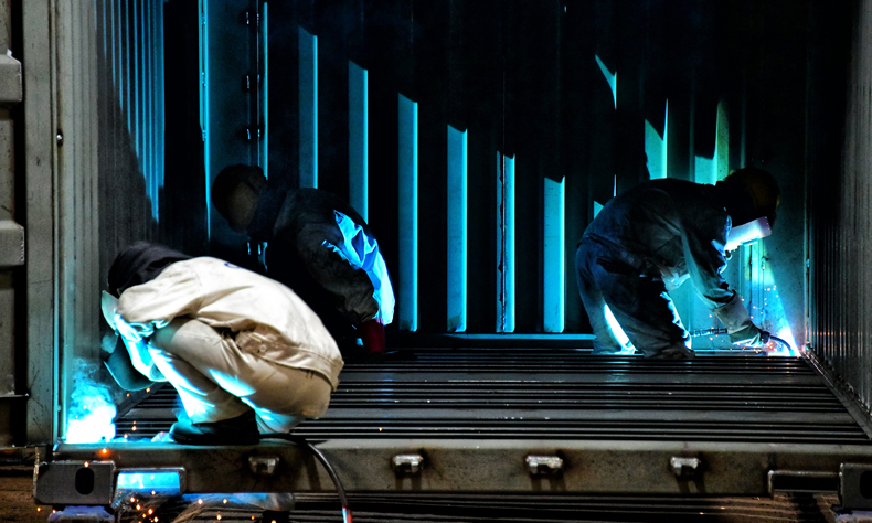 圖為漳州中集集裝箱有限公司工人抓緊時間趕工期。