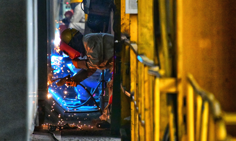 圖為漳州中集集裝箱有限公司工人抓緊時間趕工期。