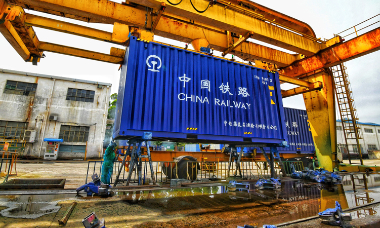 圖為漳州中集集裝箱有限公司工人抓緊時間趕工期。