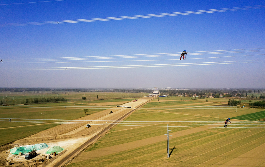 高東高速公路由中國鐵建投資建設并運營，是山東省“十三五”規劃建設的重大高速公路項目，全長76.8公里，北接青銀高速，南與青蘭高速相交。圖為橫亙在高東高速公路上的超高壓線。（范成濤 攝）