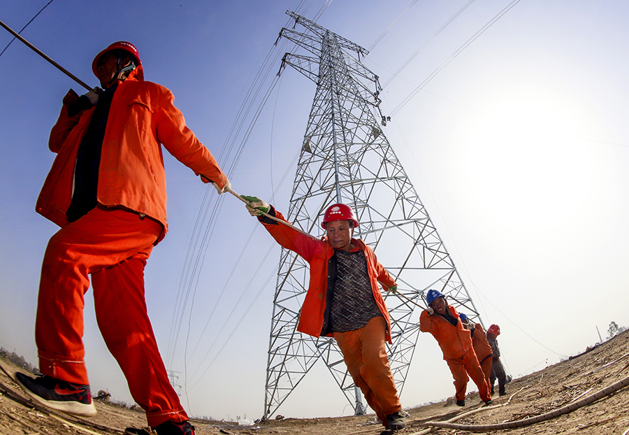 據悉，高東高速公路將于2020年年底開通。屆時，對加快國家和山東省高速公路網的形成，促進省會城市群經濟圈規劃實施具有重要意義。圖為電力鐵塔下的施工工人。（范成濤 攝）