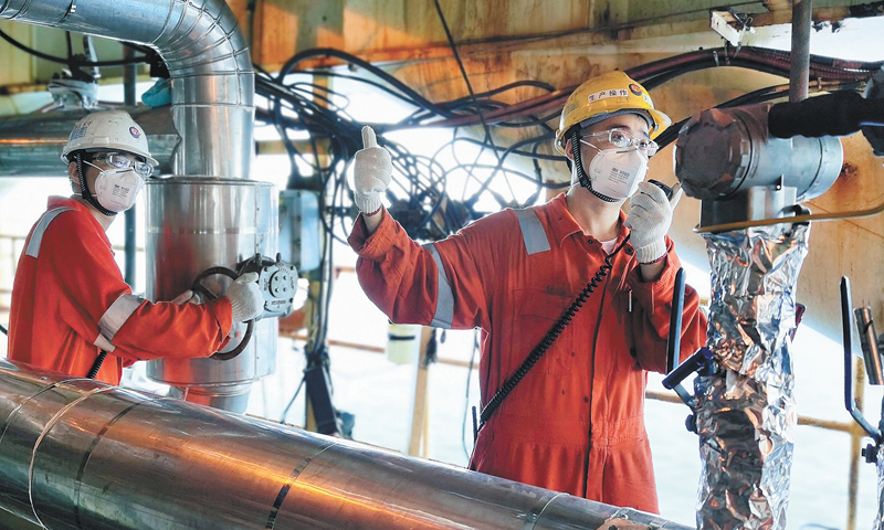 5月3日至6日，“海洋石油121”兩次回接和解脫單點系統試驗成功。第三次回接后，陸豐13-1、陸豐13-2、陸豐7-2等油田全面復產，滾滾原油匯入“海洋石油121”的油艙。船長陳付地想起自己上個海班在“南海盛開”號工作時的場景，同樣的海域，同樣的責任，如今掌舵的已是性能更卓越的巨輪。圖為儲油輪替代工程結束后，陸豐13-1平臺啟井復產。