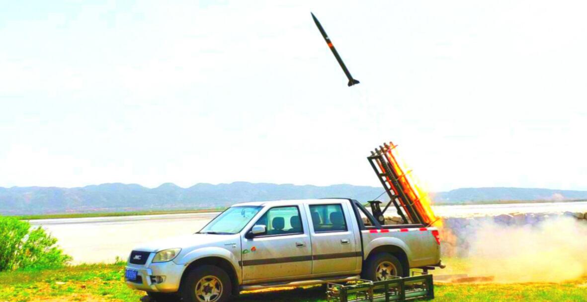 近日，中國航天科技集團有限公司四院中天火箭公司堅持疫情防控與科研生產兩手抓，科研生產工作穩步推進，人工影響天氣產品銷量和銷售額均穩中有增。近日，上海有關單位對中天火箭公司的2種型號7個批次1萬余枚人影火箭進行了抽飛檢驗。經檢驗，產品一次性合格率100%，滿足交付客戶使用要求。圖為增雨防雹火箭抽飛試驗場景。