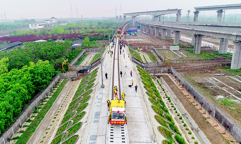 5月9日中午，中國鐵建所屬中鐵十四局擔負的濰萊高鐵正線鋪軌任務順利完成，標志著山東省內“三橫”快速鐵路網的“中部通道”全線貫通。濰萊高鐵正線全長126公里，設計時速350公里，線路起自濟青高鐵濰坊北站，經濰坊昌邑，青島平度、萊西，接入青榮城際萊西北站。中鐵十四局承擔著濰萊高鐵全部248.122公里正線、10.01公里站線鋪軌及34組道岔新鋪任務。圖為濰萊高鐵正線鋪軌完成。