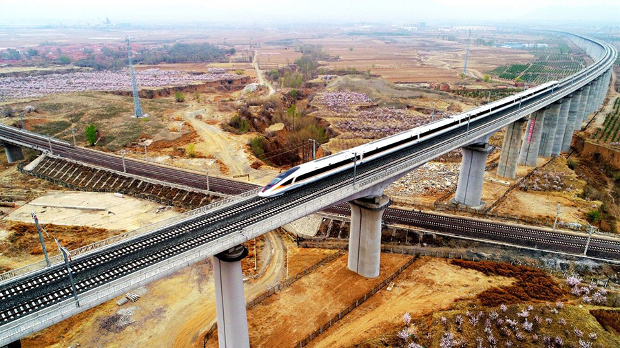 近日，北京2022 年冬奧會配套基建工程崇禮鐵路質量品質提升工程正式啟動。在施工中，中國鐵建所屬中鐵二十局崇禮項目部開展60天勞動競賽活動，對全線軌道工程進行“無死角”嚴查。圖為已完工的趙川鎮高架特大橋雄姿。（曲志忠 攝）