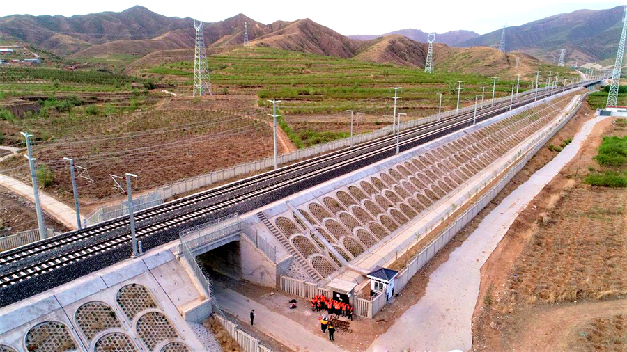 5月10日，由中鐵二十局二公司參建的北京2022年冬奧會重點交通基建工程崇禮鐵路初夏首戰“勞動競賽”助冬奧活動當日拉開大幕。200多名建設者以“抗疫情保節點、擔使命保精品”主題吹響了大干60天完成綠植補墻、臨時工程整治等完工號角，為綠色生態奧運奠定堅實基礎。