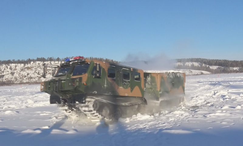 蟒式全地形雙節履帶車前后車體通過鉸接機構聯接，可實現車輛的俯仰、蛇形扭動功能，較寬的四條履帶同時具有驅動能力，使車輛具有越障高、越壕寬、接地比壓低、可浮渡的特點。