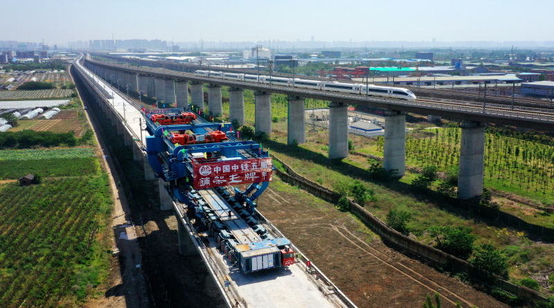 銀西高鐵是國家中長期鐵路網規劃中“八縱八橫”高鐵網包（銀）海通道的重要組成部分，預計2020年底開通。圖為5月10日，工人在銀西高鐵咸陽渭河特大橋上架設全線最后一榀箱梁。（新華社記者 劉瀟 攝）