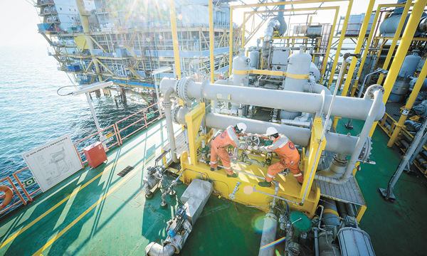 近日，中國海油干部員工堅守在崗位，奮戰在一線。他們用實干詮釋海油人的擔當，用奮斗為祖國增添一束耀眼光彩。圖為4月29日，渤中28-2南油田員工相互配合進行卡爾費休測試儀維修。隨著陸地生產、生活用氣量增加，有限公司天津分公司渤中28-2南油田加大天然氣外輸系統的維護保養力度。