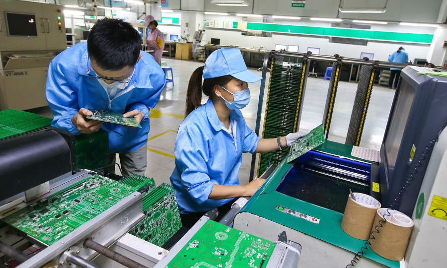 圖為東莞康佳機芯生產廠， 工作人員在做機芯過爐后的AOI檢測。（歐陽勇 攝）