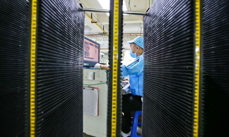 圖為東莞康佳整機生產廠， 工作人員在smt半成品周轉架前專心工作。（歐陽勇 攝） 