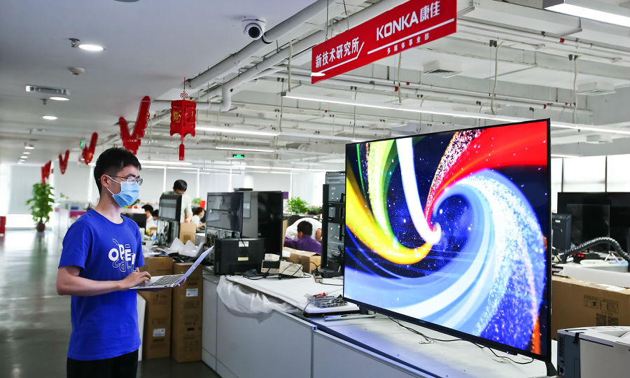 圖為康佳電視新技術研究所，開發人員正在進行新型彩電的技術測試  。研究所主要負責彩電行業前沿技術的研究和應用工作。（歐陽勇 攝） 