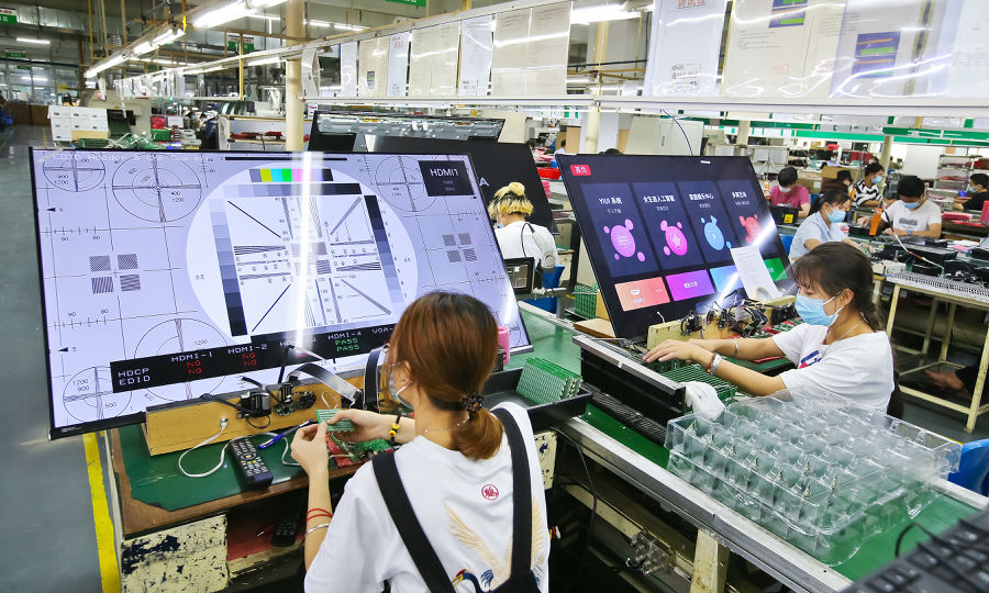 圖為東莞康佳整機生產廠， 檢測員在對彩電進行功能檢測調試。（歐陽勇 攝）