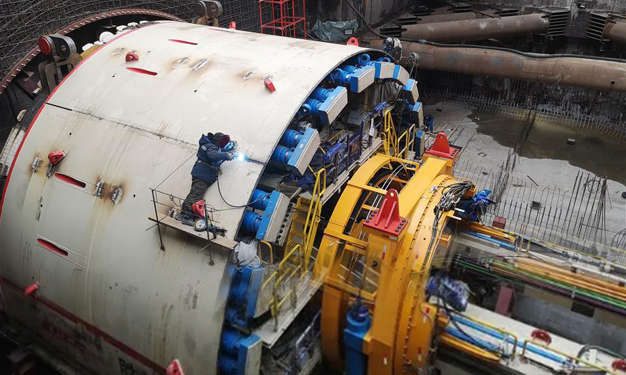 4月11日，在俄羅斯首都莫斯科，工作人員進行盾構機焊接。 新華社發