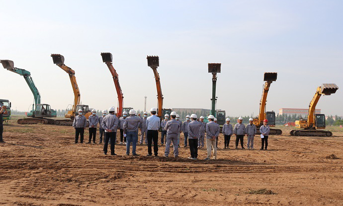 5月1日，在中國化學工程太陽能“光熱+”綜合開發示范項目一期工程施工現場，施工人員堅守崗位，機械設備整裝待發，為五一勞動節增添了節日的色彩。當天，隨著整齊的口號和開工令下，現場所有的機器徐徐啟動開始有序在指定畫線區域進行接待中心的土方開挖作業，這標志著中國化學工程所屬重機公司太陽能“光熱+”綜合開發示范項目一期工程一標段EPC工程總承包工程正式破土動工。
