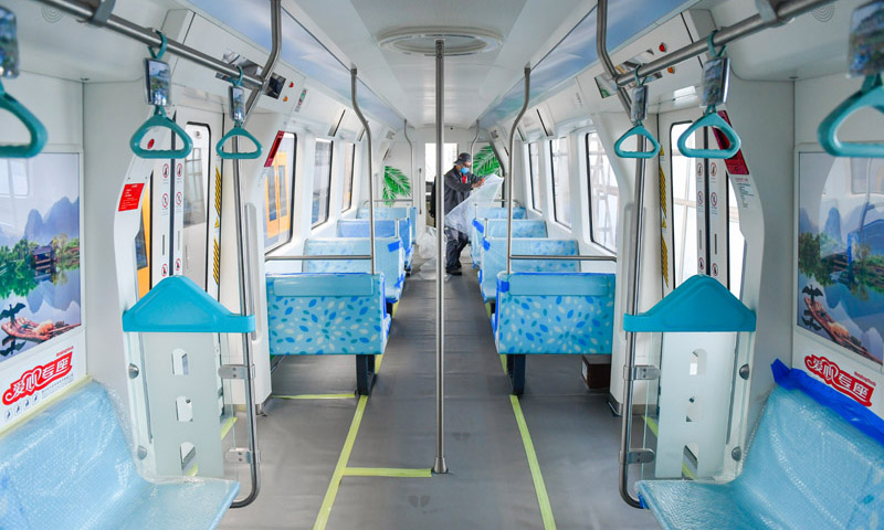 圖為4月29日，中車長客股份公司職工對新型中低速磁浮列車進行調試整備工作。（新華社記者 許暢 攝）