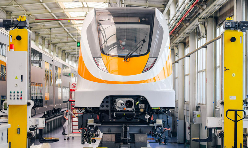 近日，中車長客股份公司研發的新型中低速磁浮列車首列車進入整車動態調試階段，該型列車將用于廣東省首條中低速磁浮線——清遠磁浮旅游專線。列車最高運行速度達每小時120公里。圖為4月29日，中車長客股份公司職工對新型中低速磁浮列車進行調試整備工作。（新華社記者 許暢 攝）