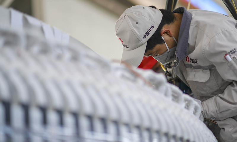 4月25日，在哈密中車新能源電機有限公司生產廠房，工人在直驅永磁風力發電機生產線上忙碌。（新華社記者 趙戈 攝）