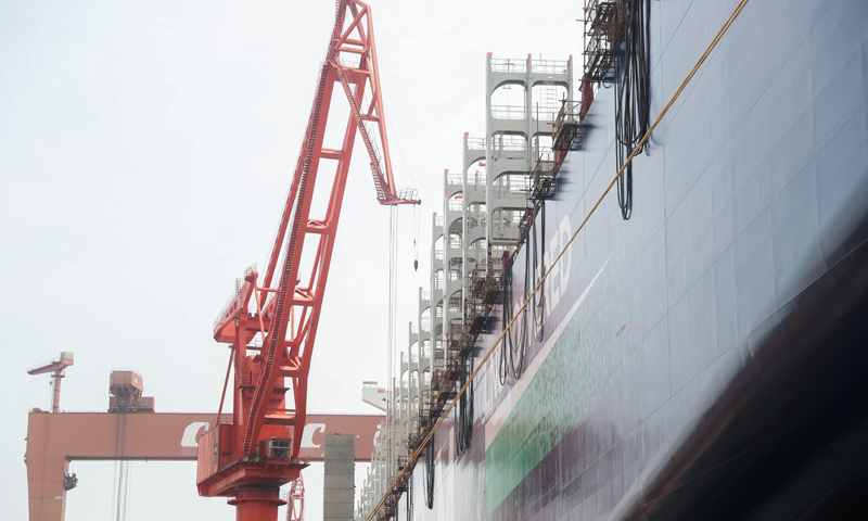 4月26日，中國船舶集團旗下江南造船3號船塢兩船出塢，分別是84000立方米超大型液化氣船和23000箱集裝箱船。兩船出塢后，后續的兩艘同類型船的半船將同時起浮，通過“雙線并造”保證生產節點。圖為江南造船3號船塢內的23000箱集裝箱船。（新華社記者 丁汀 攝）